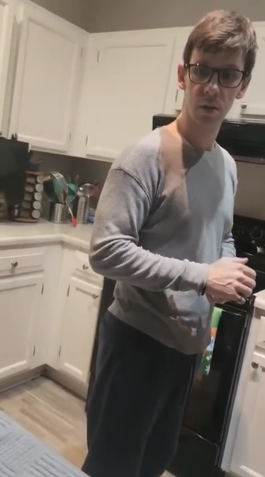 Reacción real de Yolanda al escuchar su canción por primera vez