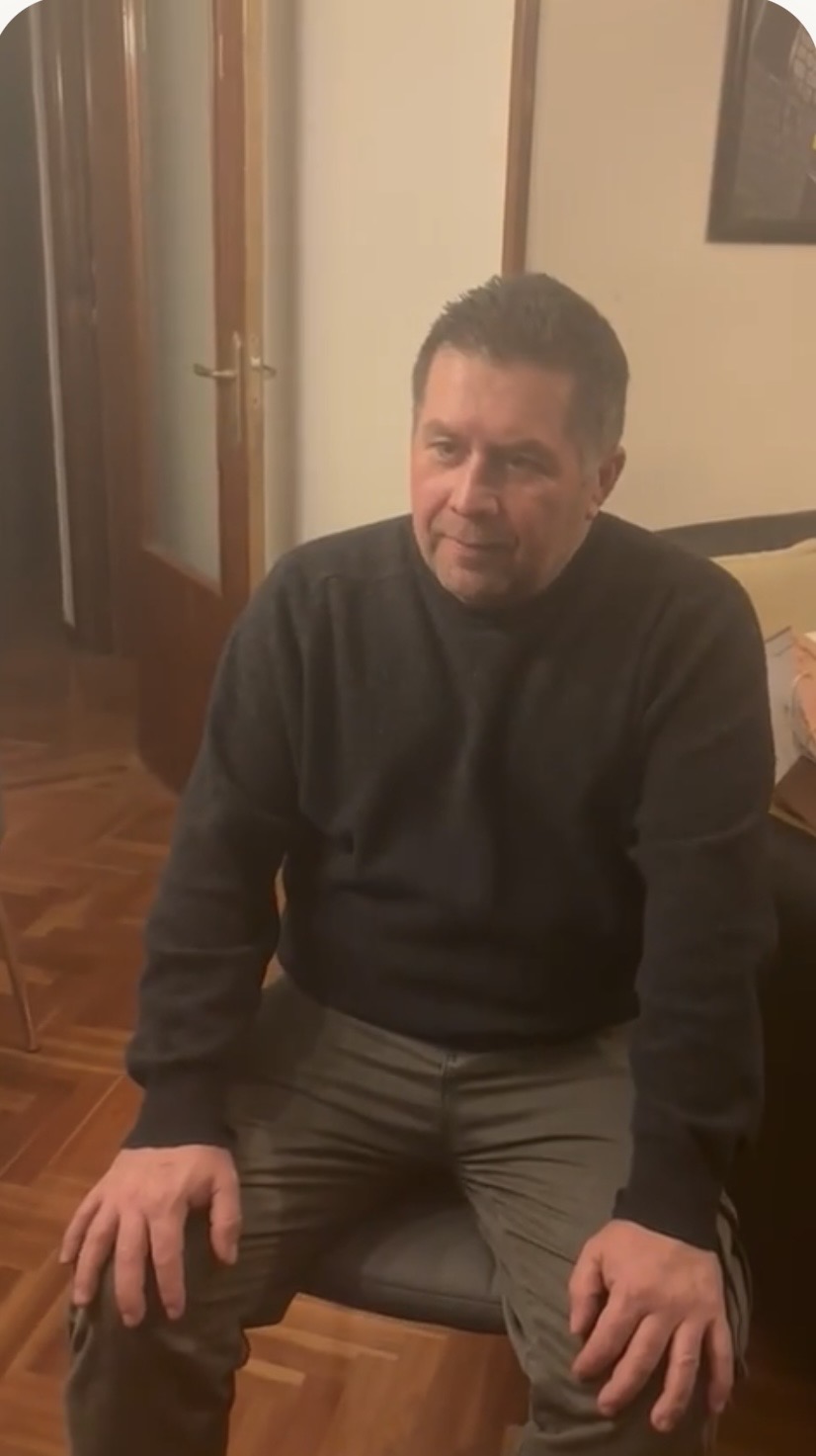 Reacción real de Laura al escuchar su canción por primera vez