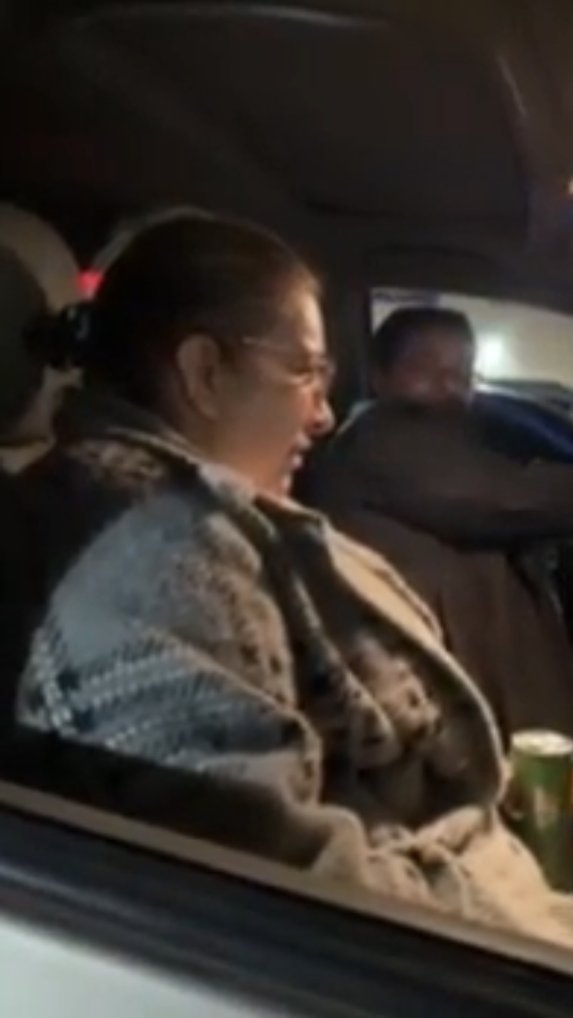 Reacción real de Juan al escuchar su canción por primera vez