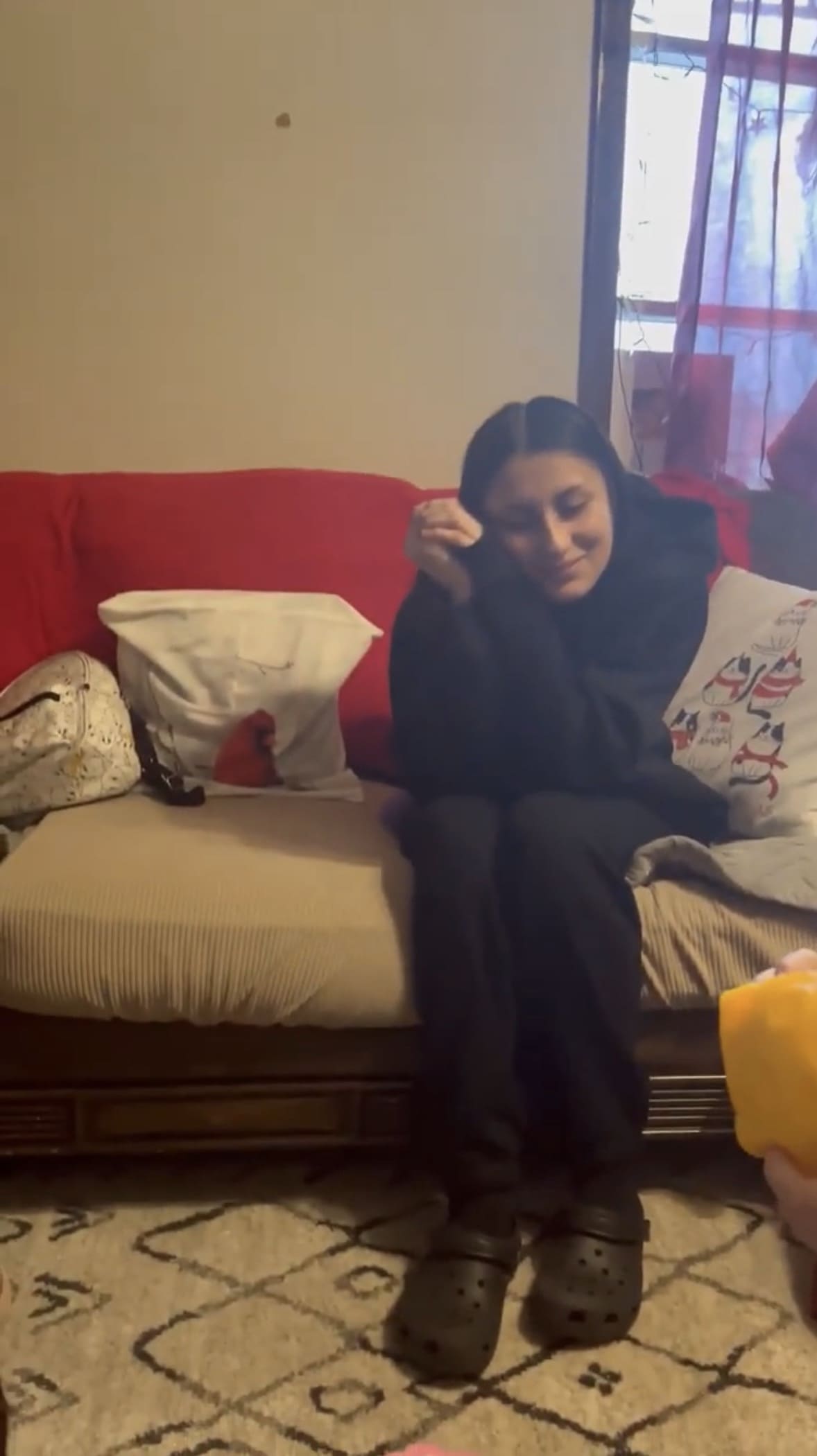 Reacción real de Sara al escuchar su canción por primera vez